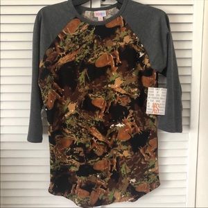 LuLaRoe Randy Deer Print camouflage Tee Gray size XS softball baseball tee NWT